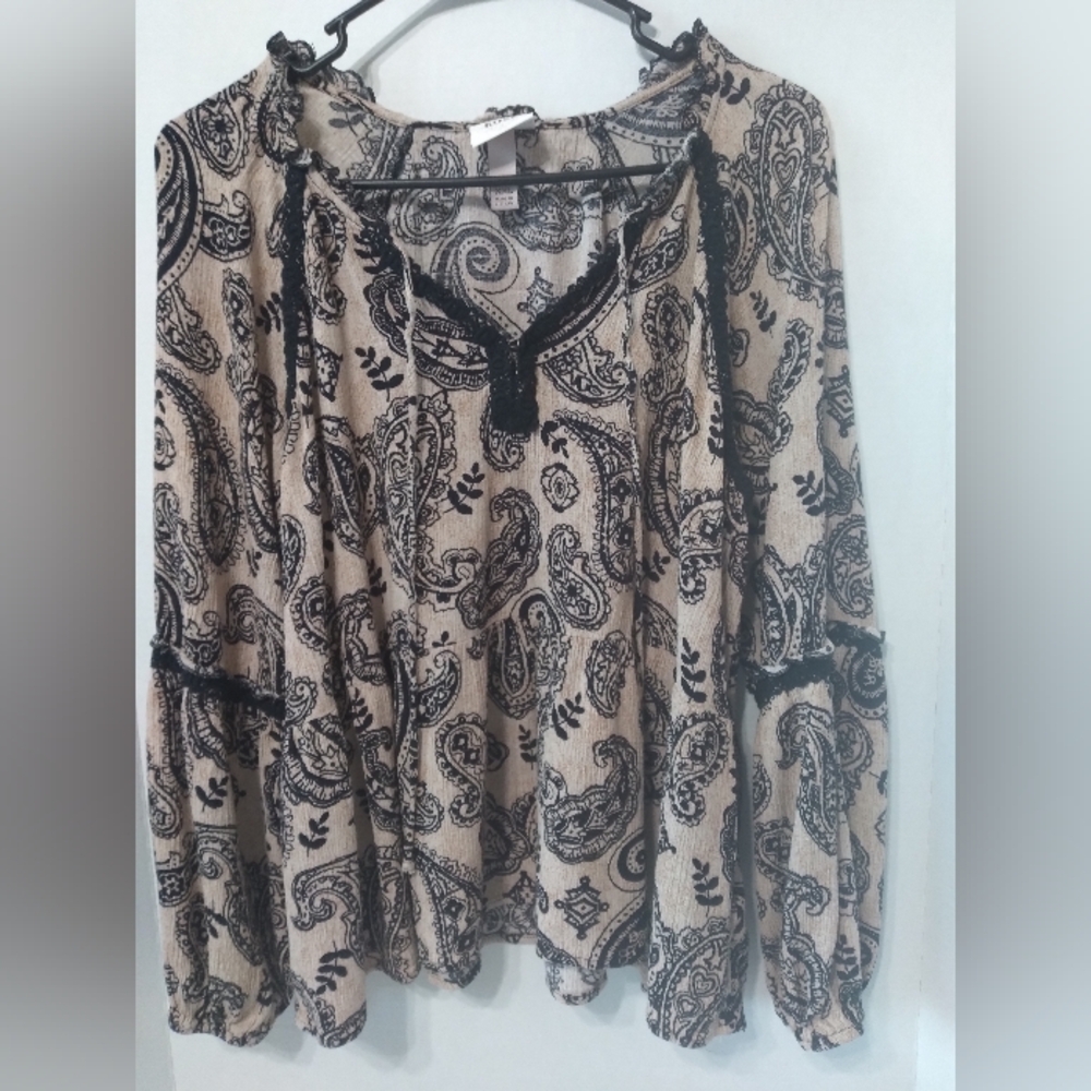 Knox Rose Black and Cream Paisley Blouse 22 In Long 21 In Pit To Pit